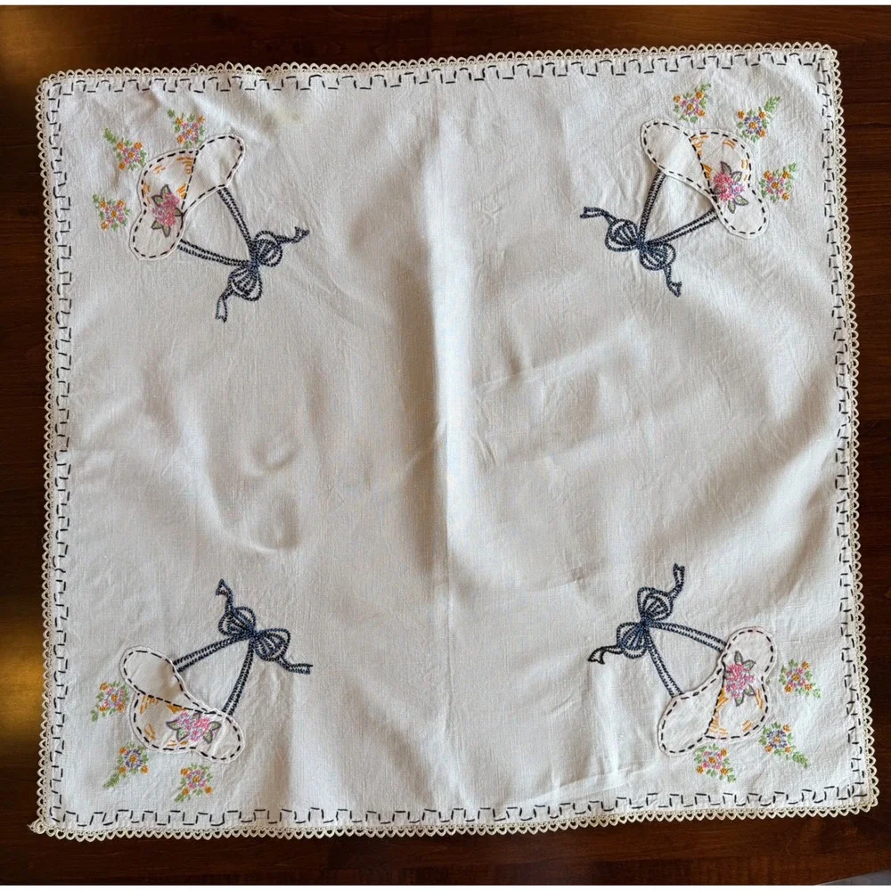 Vintage Embroidered Southern Belle Hat Floral Linen Tablecloth‎ Crochet Trim